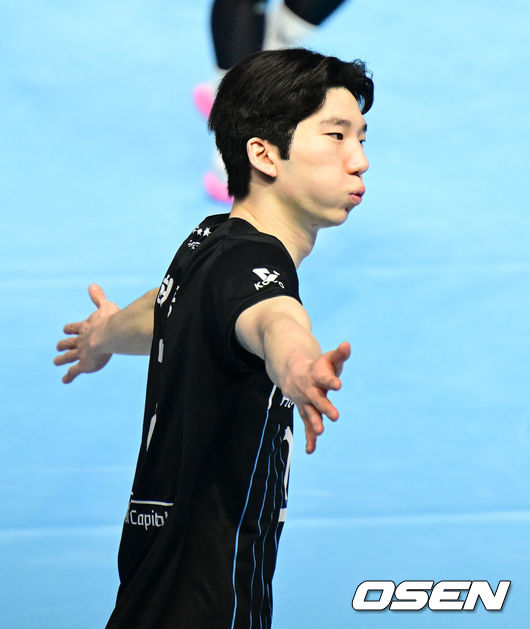 [OSEN=인천, 지형준 기자] 2일 인천 계양체육관에서 진에어 2025~2026 V리그 남자부 챔피언결정 1차전이 열렸다.양팀은 2시즌 연속 챔피언결정전에서 만났다. 대한항공은 정규리그 1위, 현대캐피탈은 2위로 우리카드를 플레이오프에서 꺾고 올라왔다. 3세트 현대캐피탈 허수봉이 득점에 기뻐하고 있다. 2026.04.02&nbsp;/ jpnews@osen.co.kr