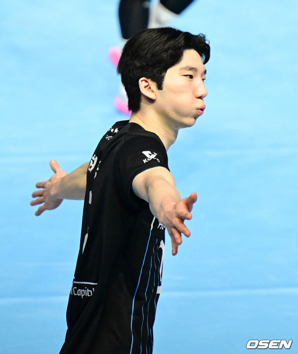 2일 인천 계양체육관에서 진에어 2025~2026 V리그 남자부 챔피언결정 1차전이 열렸다.양팀은 2시즌 연속 챔피언결정전에서 만났다. 대한항공은 정규리그 1위, 현대캐피탈은 2위로 우리카드를 플레이오프에서 꺾고 올라왔다. 3세트 현대캐피탈 허수봉이 득점에 기뻐하고 있다. 2026.04.02 / jpnews@osen.co.kr