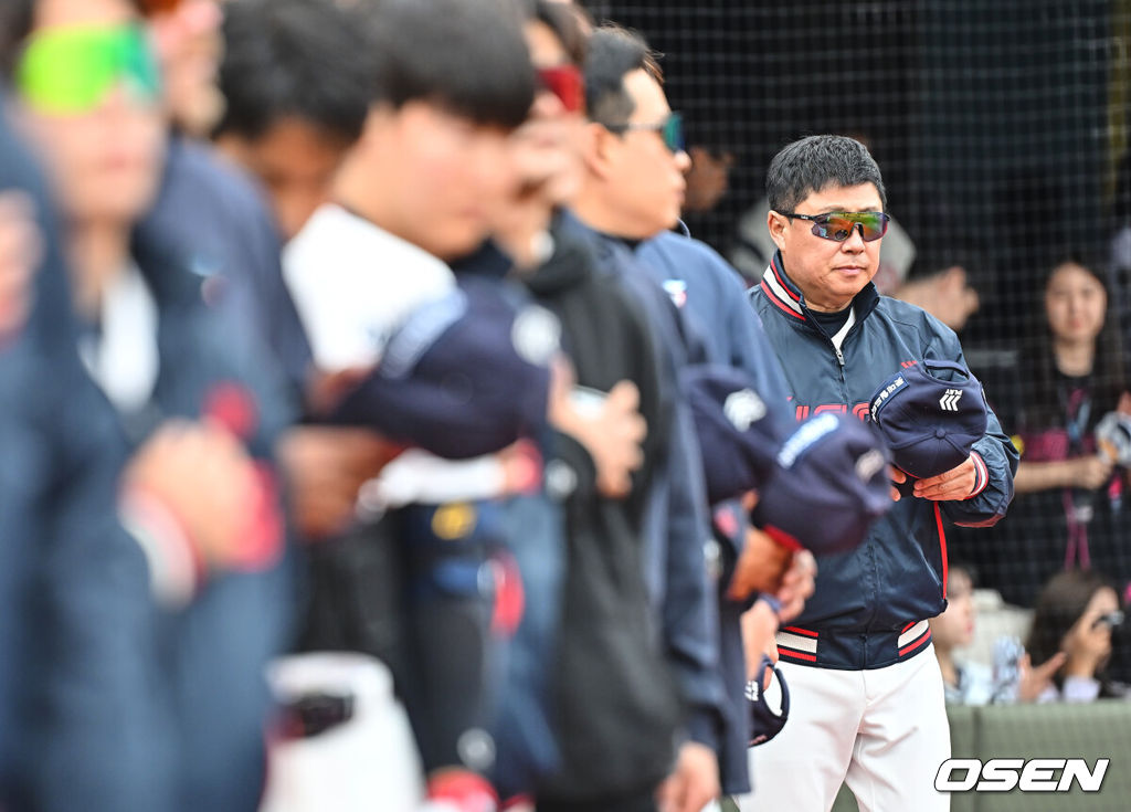 5일 부산 사직야구장에서 2026 신한 SOL KBO 리그 롯데 자이언츠와 SSG 랜더스의 경기가 열렸다. 홈팀 롯데는 박세웅이, 방문팀 SSG는 베니지아노가 선발 출전했다.롯데 자이언츠 김태형 감독이 경기를 시작하고 있다. 2026.04.05 / foto0307@osen.co.kr