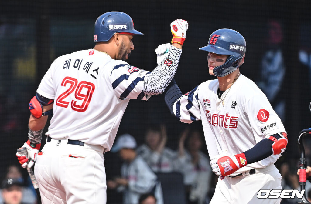 5일 부산 사직야구장에서 2026 신한 SOL KBO 리그 롯데 자이언츠와 SSG 랜더스의 경기가 열렸다. 홈팀 롯데는 박세웅이, 방문팀 SSG는 베니지아노가 선발 출전했다.롯데 자이언츠 윤동희가 3회말 무사 1루 좌월 2점 홈런을 치고 하이파이브를 하고 있다. 2026.04.05 / foto0307@osen.co.kr
