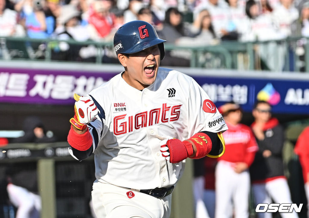 5일 부산 사직야구장에서 2026 신한 SOL KBO 리그 롯데 자이언츠와 SSG 랜더스의 경기가 열렸다. 홈팀 롯데는 박세웅이, 방문팀 SSG는 베니지아노가 선발 출전했다.롯데 자이언츠 유강남이 8회말 무사 2루 2루수 땅볼을 치고 주자를 3루까지 진루시키며 환호하고 있다. 2026.04.05 / foto0307@osen.co.kr