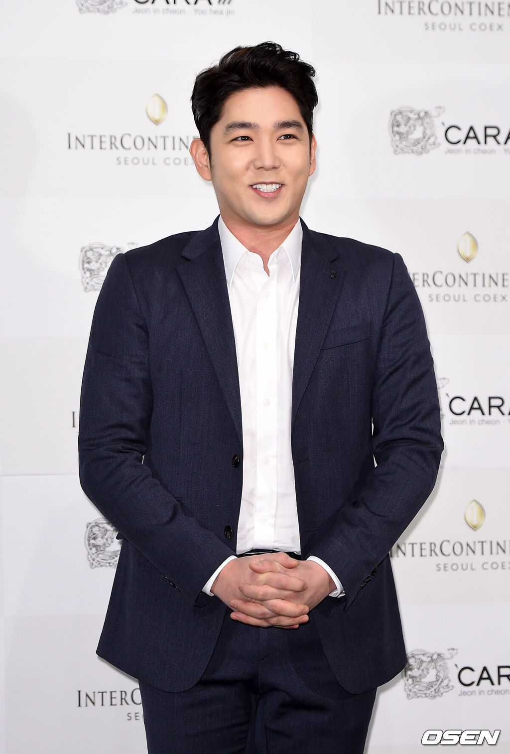 14일 오후 SK 와이번스의 김광현이 서울 삼성동 인터컨티넨탈 서울 코엑스 하모니볼룸에서 신부 이상희(29) 씨와 백년가약을 맺었다.슈퍼주니어 강인이 포토월에서 포즈를 취하고 있다.신랑 김광현과 신부 이상희씨는 2013년에 지인의 소개로 만나 2년간의 열애 끝에 결혼에 골인하게 됐다.김광현, 이상희 커플은 미국으로 5박 7일간 신혼여행을 다녀올 예정이다.김광현은 “항상 곁에서 큰 힘이 되어준 소중한 사람과 결혼을 하게 되어 기분이 좋고 안심이 된다. 선수로서도, 가장으로서도 행복한 생활을 할 수 있도록 최선을 다하겠다”라고 소감을 밝혔다. /sunday@osen.co.kr