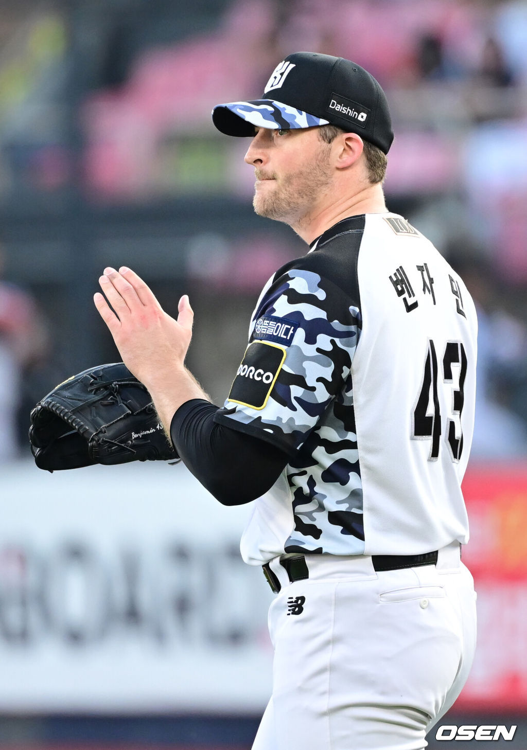 9일 오후 수원 KT위즈파크에서 ‘2024 신한 SOL Bank KBO리그’ KT 위즈와 LG 트윈스의 경기가 열렸다.이날 홈팀 KT는 벤자민, 원정팀 LG는 이우찬을 선발로 내세웠다.5회초 1사 LG 신민재의 2루수 플라이 때 KT 벤자민이 오윤석의 호수비에 박수를 치고 있다. 2024.06.09. / ksl0919@osen.co.kr