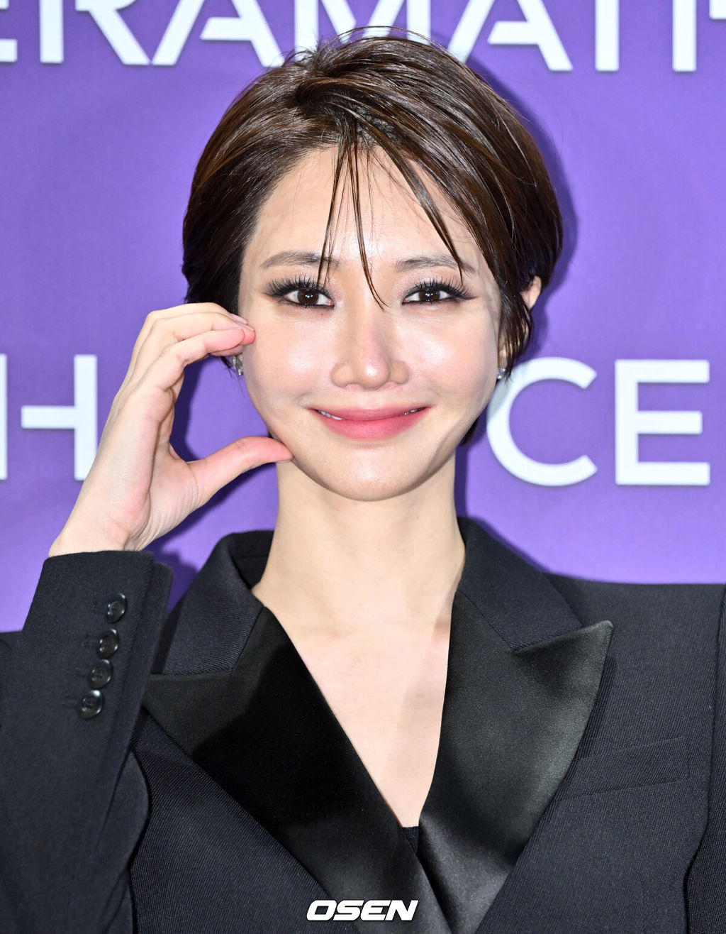 22일 서울 강남구 한 뷰티 디바이스 브랜드의 플래그십 스토어에서 오픈 기념 포토월 행사가 열렸다.이날 행사에는 티파니, 권유리, 강다니엘, 고준희, 수현, 이주연, 효민, 장희진, 엑소 찬열, 박효신, 김재중, 전혜빈, 다샤 타란이 참석했다.배우 고준희가 포즈를 취하고 있다. 2024.11.22 /cej@osen.co.kr