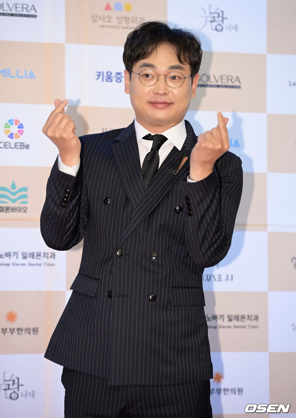 11일 오후 서울 강남구 서울 엘리에나 호텔에서 제9회 대한민국을 빛낸 10인대상 포토월 행사가 열렸다.코미디언 박영진이 포즈를 취하고 있다. 2021.11.11 /cej@osen.co.kr