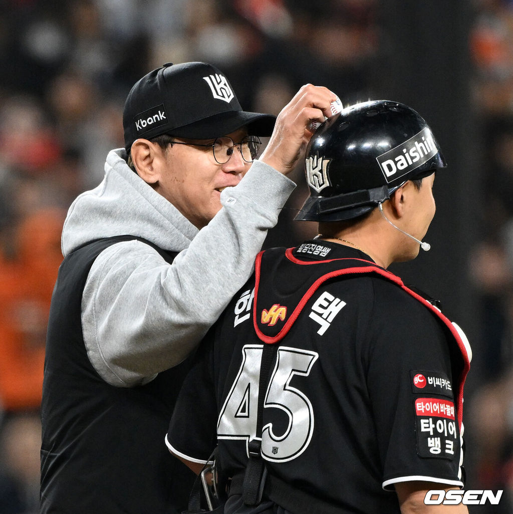 1일 대전 한화생명볼파크에서 2026 신한 SOL KBO리그 한화 이글스와 KT 위즈의 경기가 열렸다.이날 한화는 류현진, KT는 고영표를 선발로 내세웠다.6회말 무사 1,3루에서 마운드를 방문한 KT 이강철 감독이 포수 한승택을 보며 미소짓고 있다. 2026.04.01 /sunday@osen.co.kr