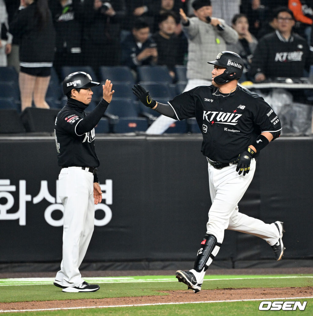 2일 대전 한화생명볼파크에서 2026 신한 SOL KBO리그 한화 이글스와 KT 위즈의 경기가 열렸다.이날 한화는 문동주, KT는 오원석을 선발로 내세웠다.7회초 2사 1루에서 KT 장성우가 좌중월 투런 홈런을 치고 환호하고 있다. 2026.04.02 /sunday@osen.co.kr