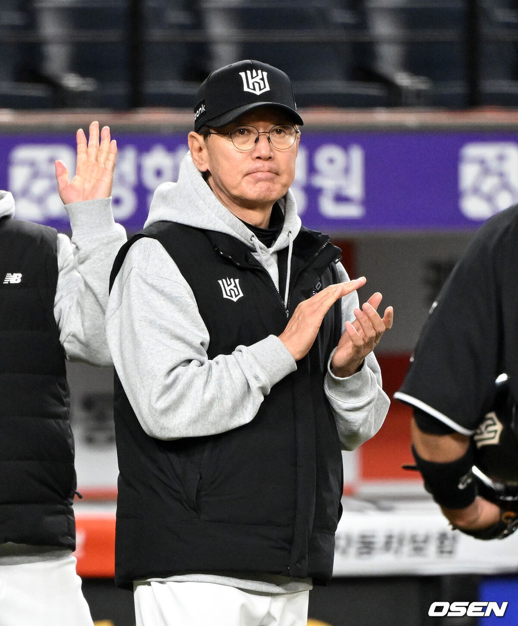 프로야구 KT 위즈가 한화 이글스를 연이틀 꺾고 개막 4연승을 달렸다.이강철 감독이 이끄는 KT는 1일 대전 한화생명 볼파크에서 열린 2026 신한 SOL KBO리그 한화와의 원정경기에서 난타전 끝에 14-11 역전승을 거뒀다. 이날 승리까지 KT가 4경기 전승을 기록 중이고, 한화는 2승2패를 마크했다.경기 종료 후 KT 이강철 감독이 박수를 치고 있다. 2026.04.01 /sunday@osen.co.kr