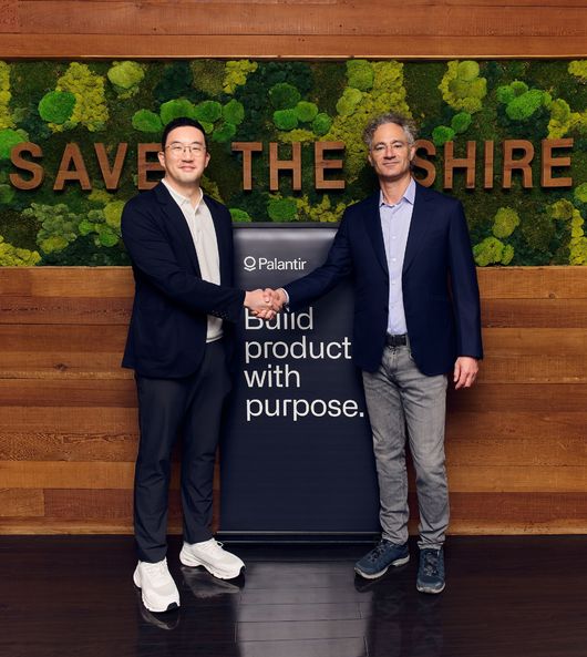 구광모 (주)LG 대표(왼쪽)가 현지시간 2일 미국 실리콘밸리에서 AI 소프트웨어 분야의 글로벌 톱 티어 기업 팔란티어의 '알렉스 카프' 창업자와 기념사진을 촬영하고 있다.