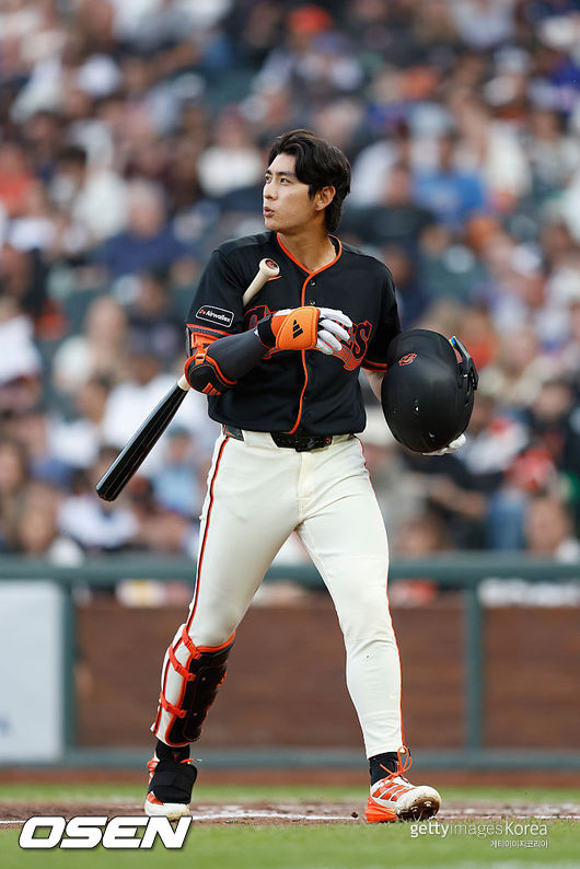 [사진] 샌프란시스코 자이언츠 이정후는 7일(한국시간) 미국 캘리포니아주 샌프란시스코 오라클 파크에서 열린 2026 메이저리그 필라델피아 필리스와의 홈경기에서 우익수 겸 6번타자로 선발 출전해 4타수 1안타를 기록했다. 시즌 타율은 0.162를 기록했다. ⓒGettyimages(무단전재 및 재배포 금지)