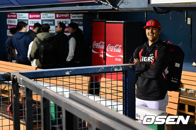 더그아웃에 남아 올러의 방송 인터뷰 지켜보는 네일