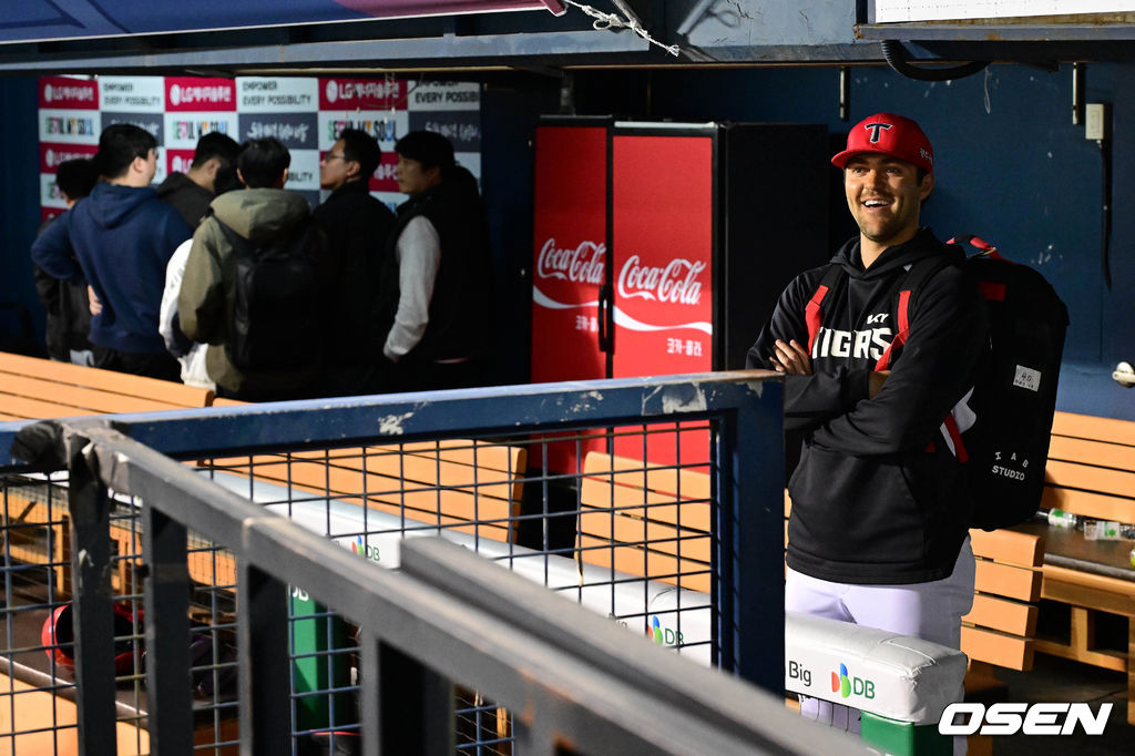 더그아웃에 남아 올러의 방송 인터뷰 지켜보는 네일