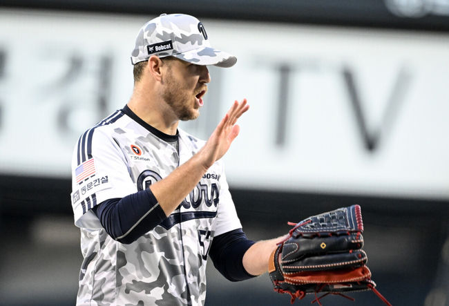 10일 오후 서울 잠실구장에서 ‘2025 신한 SOL Bank KBO리그’ 두산 베어스와 LG 트윈스의 경기가 열렸다.홈팀 두산은 콜어빈, 방문팀 LG는 손주영을 선발로 내세웠다.두산 선발 콜어빈이 1회를 무실점으로 이닝을 마친 뒤 더그아웃으로 향하고 있다. 2025.09.10 /cej@osen.co.kr