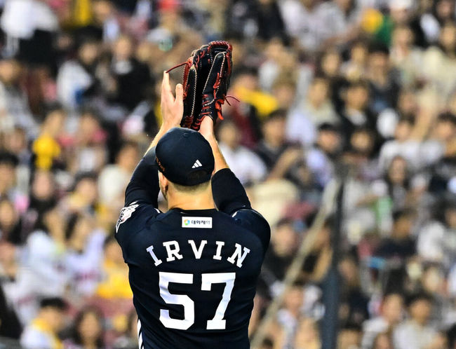 30일 서울 잠실구장에서 ‘2025 신한 SOL Bank KBO리그’ LG 트윈스와 두산 베어스의 시즌 16차전이 열렸다.LG는 정규시즌 우승 매직넘버가 ‘1’이다. 승리를 한다면, 우승을 결정짓게 된다. 9위가 확정된 두산은 시즌 최종전이다. LG는 송승기, 두산은 콜어빈이 선발로 나섰다.6회말 1사 1,2루에서 두산 콜어빈이 교체되며 팬들에게 인사를 하고 있다. 2025.09.30 /jpnews@osen.co.kr