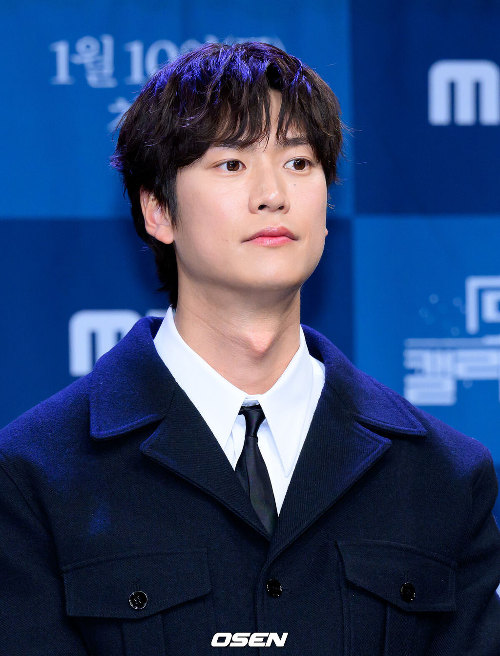 9일 오후 서울 상암 MBC 골든마우스홀에서 MBC 새 금토드라마 ‘모텔 캘리포니아’ 제작발표회가 열렸다.'모텔 캘리포니아’는 시골의 모텔에서 태어나 모텔에서 자란 여자 주인공이 12년 전 도망친 고향에서 첫사랑과 재회하며 겪는 우여곡절 첫사랑 리모델링 로맨스로 오는 10일 밤 9시 50분 첫 방송된다.배우 나인우가 취재진의 질문을 듣고 있다. 2025.01.09 /sunday@osen.co.kr