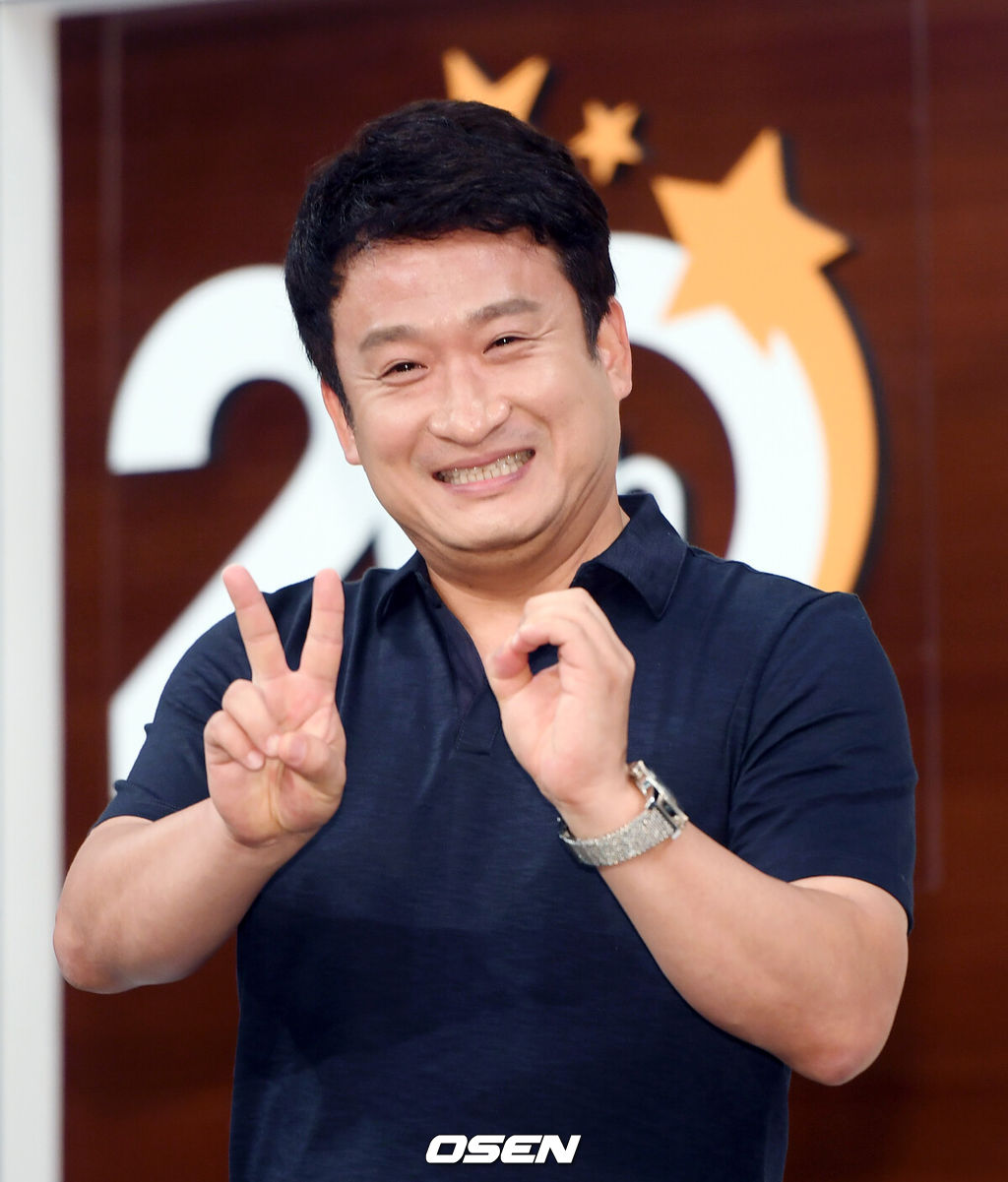 4일 오후 서울 마포구 상암 MBC 골든마우스홀에서 MBC 표준FM ‘여성시대’ 20주년 및 골든마우스 시상 기념 기자간담회가 진행됐다.DJ 서경석이 참석해 포토타임을 갖고 있다. / eastsea@osen.co.kr