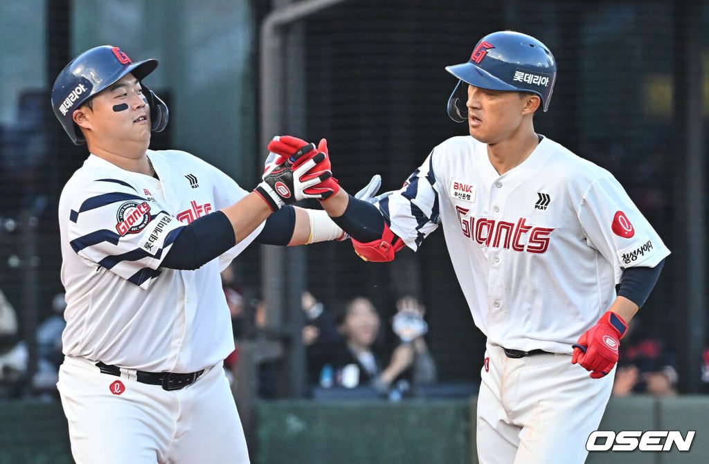 4일 부산 사직야구장에서 2026 신한 SOL KBO 리그 롯데 자이언츠와 SSG 랜더스의 경기가 열렸다. 홈팀 롯데는 비슬리가, 방문팀 SSG는 김건우가 선발 출전했다.롯데 자이언츠 노진혁이 3회말 1사 1루 우중월 역전 2점 홈런을 치고 하이파이브를 하고 있다. 2026.04.04 / foto0307@osen.co.kr