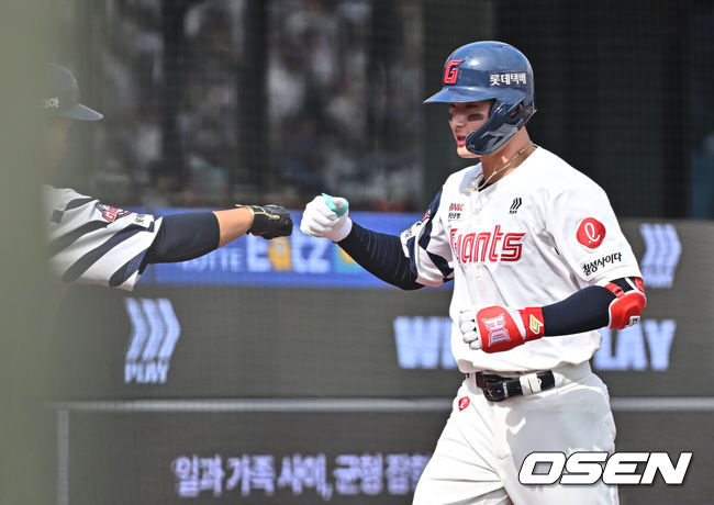 [OSEN=부산, 이석우 기자] 5일 부산 사직야구장에서 2026 신한 SOL KBO 리그 롯데 자이언츠와 SSG 랜더스의 경기가 열렸다. 홈팀 롯데는 박세웅이, 방문팀 SSG는 베니지아노가 선발 출전했다.롯데 자이언츠 윤동희가 3회말 무사 1루 좌월 2점 홈런을 치고 하이파이브를 하고 있다. 2026.04.05 / foto0307@osen.co.kr