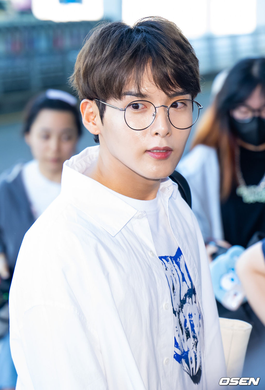 그룹 슈퍼주니어가 22일 오후 SMTOWN LIVE 2023 SMCU PALACE 참석을 위해 인도네시아 자카르타로 출국했다.슈퍼주니어 려욱이 출국장으로 향하며 포즈를 취하고 있다. 2023.09.22 /rumi@osen.co.kr