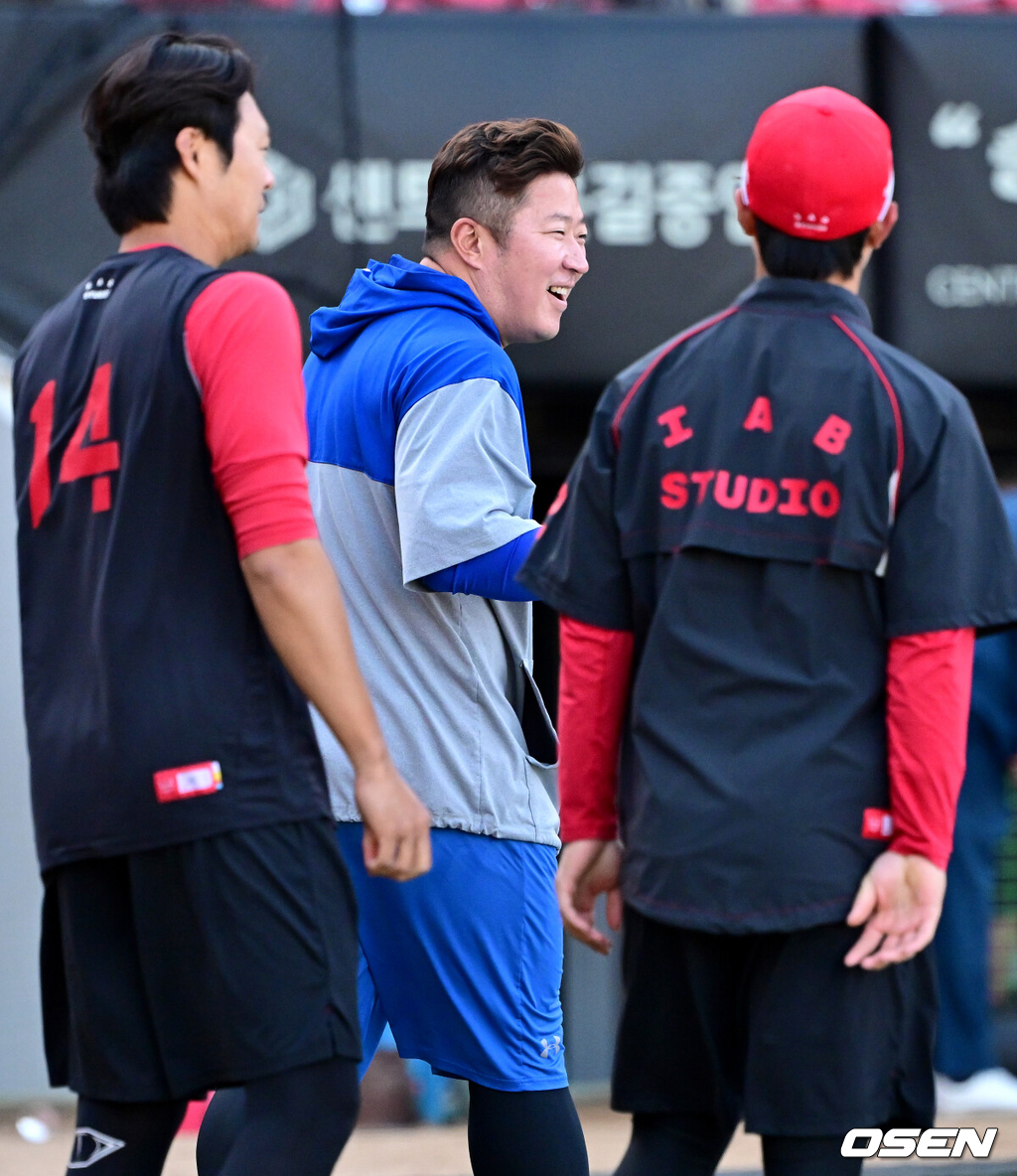 7일 광주-기아 챔피언스필드에서 ‘2026 신한 SOL KBO리그’ KIA 타이거즈와 삼성 라이온즈의 경기가 열린다.홈팀 KIA는 양현종, 방문팀 삼성은 양창섭을 선발로 내세운다.경기를 앞두고 삼성 최형우와 KIA 선수들이 인사를 나누고 있다. 2025.04.07 / dreamer@osen.co.kr