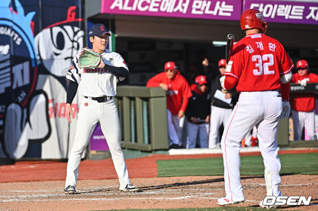 5일 부산 사직야구장에서 2026 신한 SOL KBO 리그 롯데 자이언츠와 SSG 랜더스의 경기가 열렸다. 홈팀 롯데는 박세웅이, 방문팀 SSG는 베니지아노가 선발 출전했다.롯데 자이언츠 최준용이 9회초 1사 2루 SSG 랜더스 김재환 타석때 폭투를 던지고 홈 백업을 들어와 아쉬워하고있다. 2026.04.05 / foto0307@osen.co.kr