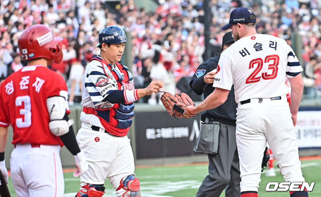 4일 부산 사직야구장에서 2026 신한 SOL KBO 리그 롯데 자이언츠와 SSG 랜더스의 경기가 열렸다. 홈팀 롯데는 비슬리가, 방문팀 SSG는 김건우가 선발 출전했다.롯데 자이언츠 선발 투수 비슬리와 유강남이 1회초 4실점하고 어두운 표정을 짓고 있다. 2026.04.04 / foto0307@osen.co.kr