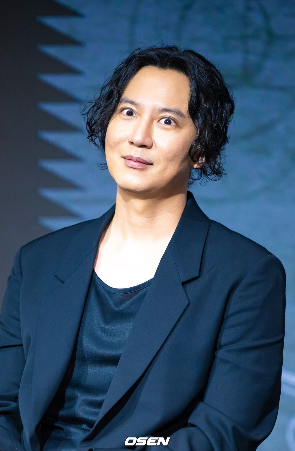 22일 서울 호텔 나루 서울 엠갤러리에서 넷플릭스 시리즈 '트리거' 제작발표회가 진행됐다.배우 김남길과 김영광, 길해연, 박훈이 출연하는 ‘트리거’는 총기 청정국으로 불리는 한국에서 갑자기 출처를 알 수 없는 불법 총기가 배달되기 시작하면서 벌어지는 이야기다. 배우 김남길이 익살스러운 표정을 짓고 있다. 2025.07.22 / soul1014@osen.co.kr