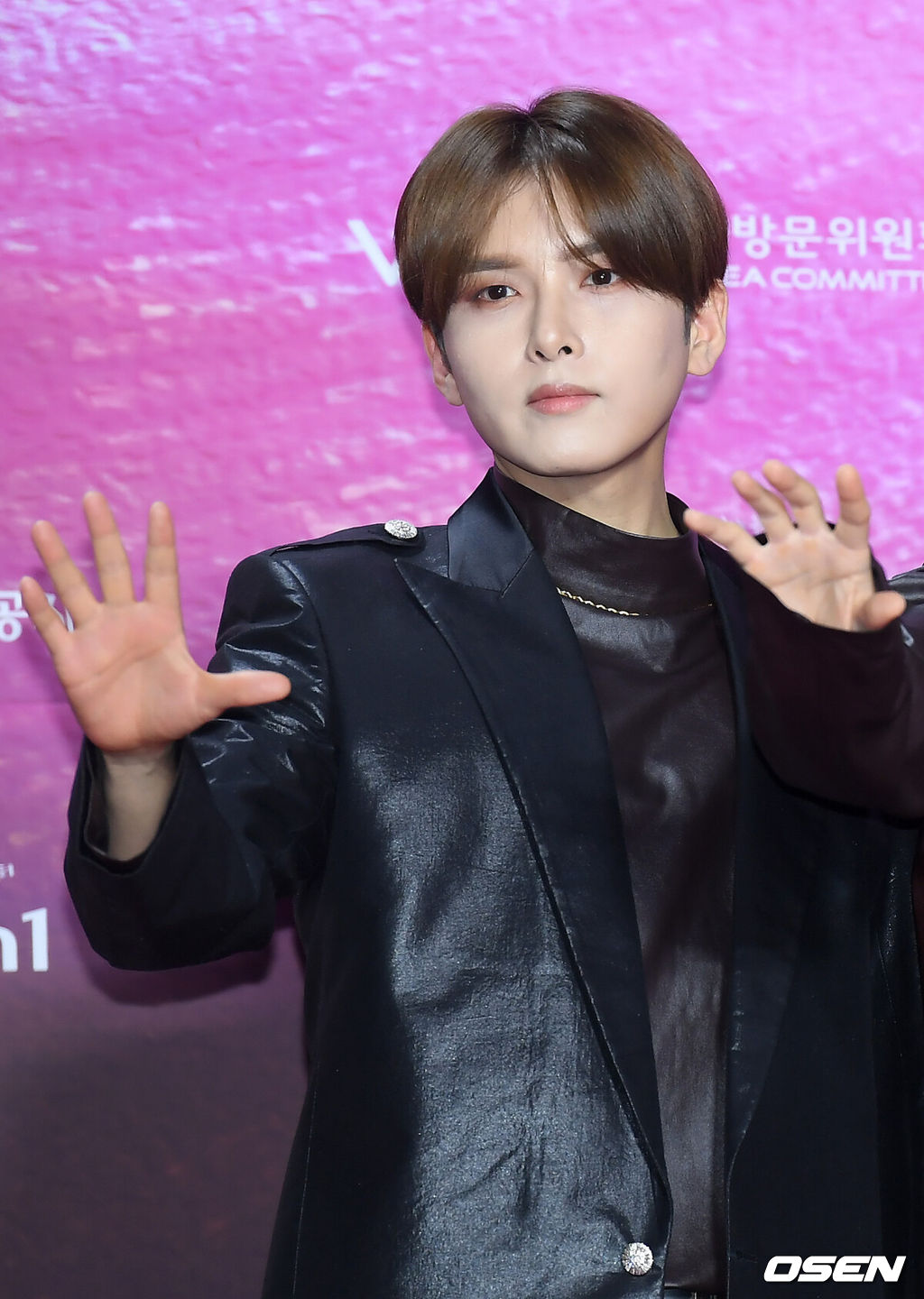 30일 오후 서울 구로구 고척스카이돔에서 제29회 하이원 서울가요대상(2020 서울가요대상) 시상식 레드카펫 행사가 열렸다.그룹 슈퍼주니어 려욱이 포즈를 취하고 있다. /cej@osen.co.kr