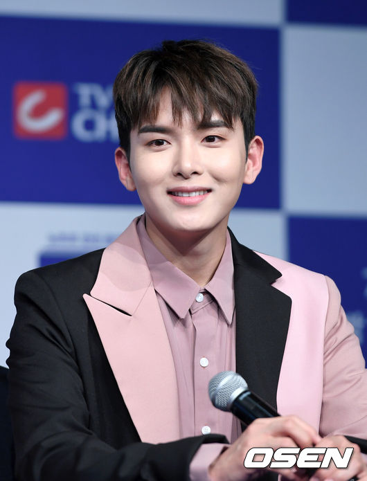 [OSEN=이대선 기자] 9일 오후 서울 여의도 마리나에서 TV CHOSUN 예능 프로그램 '동네 앨범’ 제작발표회가 열렸다.가수 려욱이 포토타임을 갖고 있다. /sunday@osen.co.kr