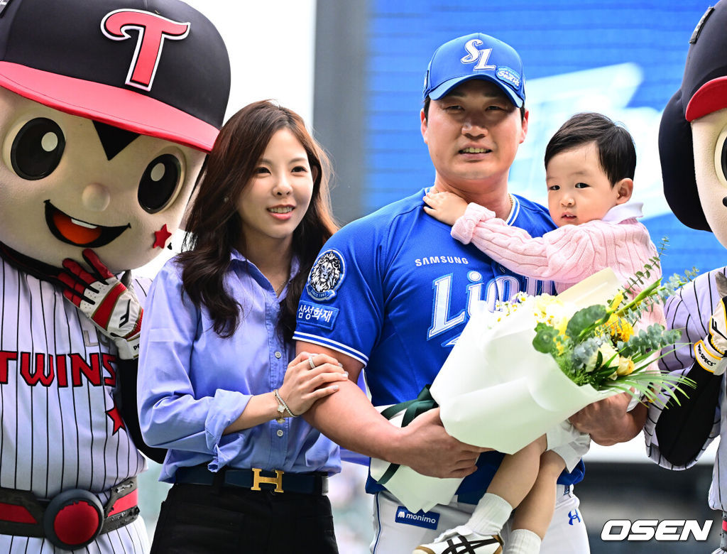 지난해 야구선수 오승환의 은퇴 투어에 참석한 오승환 아내, 오승환, 첫째 아들