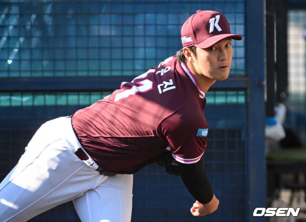 7일 서울 잠실야구장에서 '2026 신한 SOL Bank KBO리그' 키움 히어로즈와 두산 베어스의 경기가 열린다.이날 두산은 최승용, 키움은 배동현을 선발로 내세웠다.경기 전 키움 안우진이 불펜피칭을 하고 있다. 2026.04.07 /cej@osen.co.kr