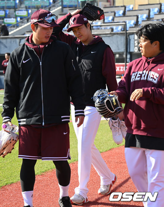 [OSEN=잠실, 조은정 기자]7일 서울 잠실야구장에서 '2026 신한 SOL Bank KBO리그' 키움 히어로즈와 두산 베어스의 경기가 열린다.이날 두산은 최승용, 키움은 배동현을 선발로 내세웠다.키움 안우진(가운데)이 몸을 풀기 위해 그라운드로 나서고 있다. 2026.04.07 /cej@osen.co.kr