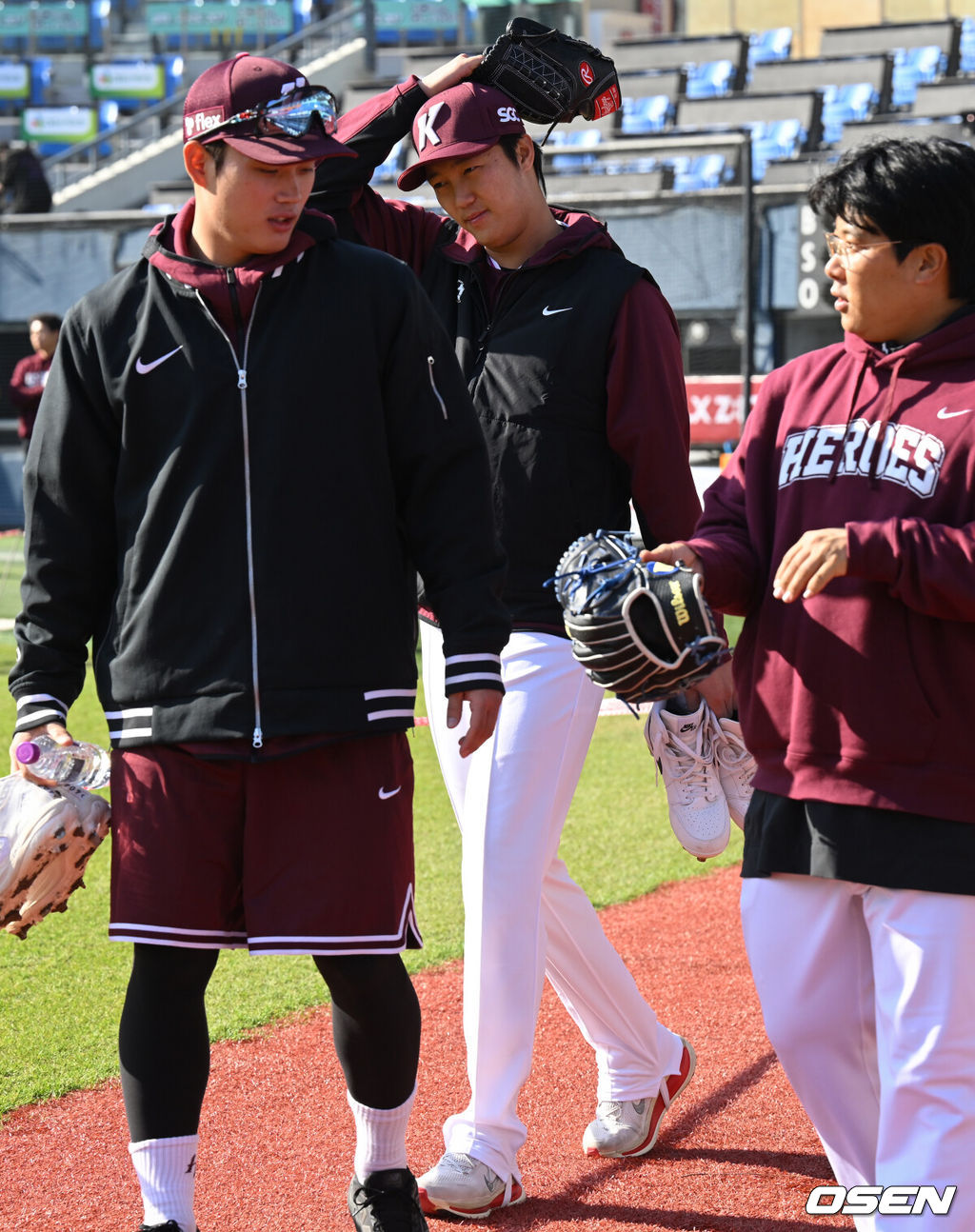 7일 서울 잠실야구장에서 '2026 신한 SOL Bank KBO리그' 키움 히어로즈와 두산 베어스의 경기가 열린다.이날 두산은 최승용, 키움은 배동현을 선발로 내세웠다.키움 안우진(가운데)이 몸을 풀기 위해 그라운드로 나서고 있다. 2026.04.07 /cej@osen.co.kr