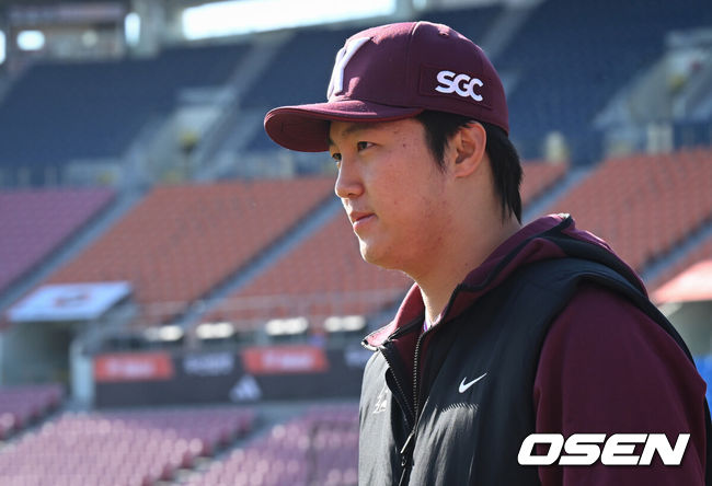 [OSEN=잠실, 조은정 기자]7일 서울 잠실야구장에서 '2026 신한 SOL Bank KBO리그' 키움 히어로즈와 두산 베어스의 경기가 열린다.이날 두산은 최승용, 키움은 배동현을 선발로 내세웠다.키움 안우진이 몸을 풀기 위해 그라운드로 나서고 있다. 2026.04.07 /cej@osen.co.kr