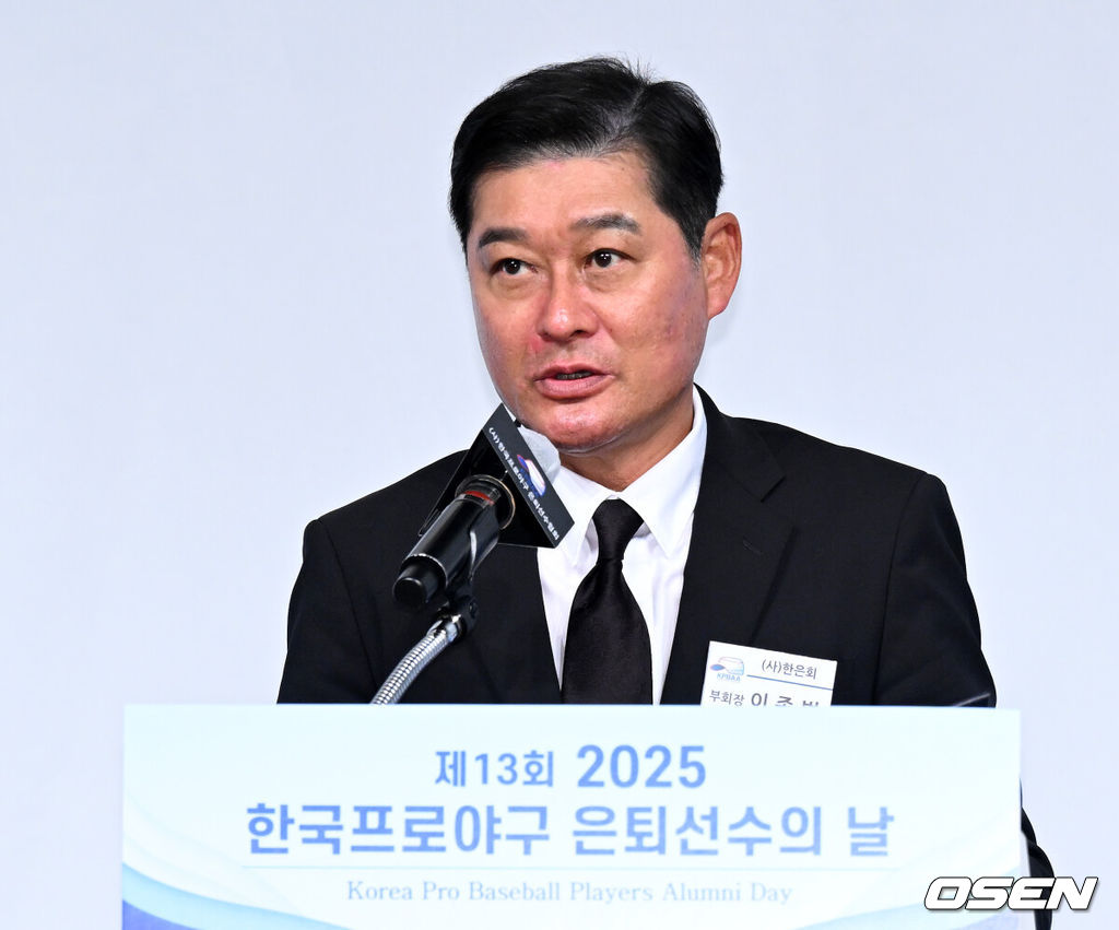 5일 오전 서울 강남구 호텔 리베라에서 제13회 2025 한국프로야구 은퇴선수의 날 시상식이 열렸다.이 시상식은 각지로 흩어져 활동 중인 프로야구 은퇴선수들이 한자리에 모여 한 해 동안 한국 야구의 발전을 위해 달려온 이들에게 감사의 마음을 표하고자 개최하는 행사다.이종범 회장이 인사말을 하고 있다. 2025.12.05 /sunday@osen.co.kr