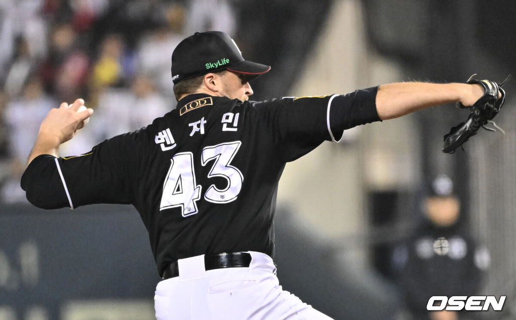 11일 서울 잠실야구장에서 ‘2024 신한 SOL뱅크 KBO 포스트시즌’ 준플레이오프 5차전 LG 트윈스와 KT 위즈의 경기가 열렸다.LG는 임찬규, KT는 엄상백을 5차전 선발 투수로 내세웠다. 8회말 1사 KT 벤자민이 역투하고 있다. 2024.10.11 /cej@osen.co.kr