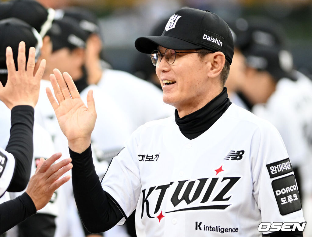 3일 경기도 수원 KT위즈파크에서 2026 신한 SOL KBO리그 KT 위즈와 삼성 라이온즈의 경기가 열린다.이날 KT는 사우어, 삼성은 후라도를 선발로 내세웠다.KT 개막식에서 이강철 감독이 도열하고 있다. 2026.04.03 /cej@osen.co.kr