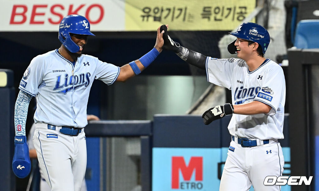 23일 대구삼성라이온즈파크에서 2025 신한 SOL 뱅크 KBO 리그 삼성 라이온즈와 SSG 랜더스의 경기가 열렸다. 홈팀 삼성은 가라비토가, 방문팀 SSG는 김건우가 선발 출전했다. 삼성 라이온즈 구자욱과 디아즈가 6회말 1사 1,2루 강민호의 좌중간 2타점 2루타때 득점을 올리고 기뻐하고 있다. 2025.07.23 / foto0307@osen.co.kr