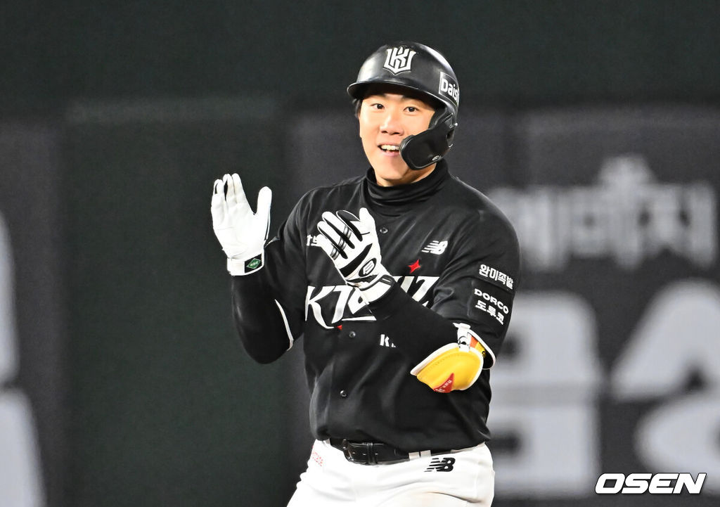 7일 부산 사직야구장에서 2026 신한 SOL KBO 리그 롯데 자이언츠와 KT 위즈의 경기가 열렸다. 홈팀 롯데는 나균안이, 방문팀 KT는 고영표가 선발 출전했다.KT 위즈 오윤석이 7회초 2사 만루 우익수 오른쪽 2타점 2루타를 치고 기뻐하고 있다. 2026.04.07 / foto0307@osen.co.kr