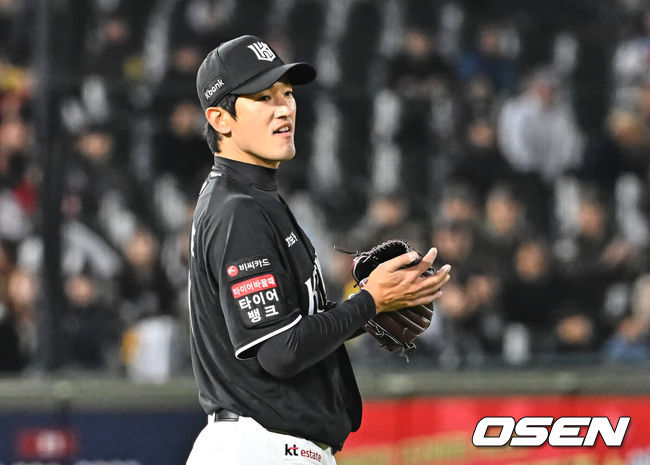 [OSEN=부산, 이석우 기자] 7일 부산 사직야구장에서 2026 신한 SOL KBO 리그 롯데 자이언츠와 KT 위즈의 경기가 열렸다. 홈팀 롯데는 나균안이, 방문팀 KT는 고영표가 선발 출전했다.KT 위즈 고영표가 5회말 1사 1루 롯데 자이언츠 레이예스의 안타성 타구를 잡은 김상수를 보며 감사 박수를 치고 있다. 2026.04.07 / foto0307@osen.co.kr