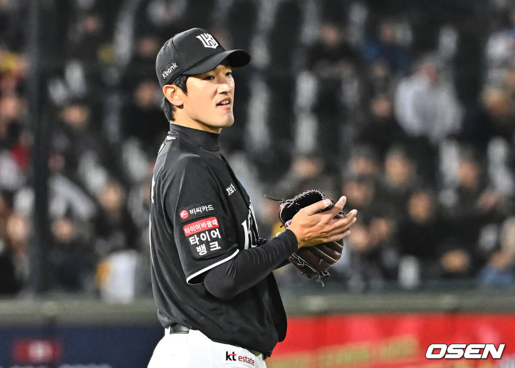 7일 부산 사직야구장에서 2026 신한 SOL KBO 리그 롯데 자이언츠와 KT 위즈의 경기가 열렸다. 홈팀 롯데는 나균안이, 방문팀 KT는 고영표가 선발 출전했다.KT 위즈 고영표가 5회말 1사 1루 롯데 자이언츠 레이예스의 안타성 타구를 잡은 김상수를 보며 감사 박수를 치고 있다. 2026.04.07 / foto0307@osen.co.kr