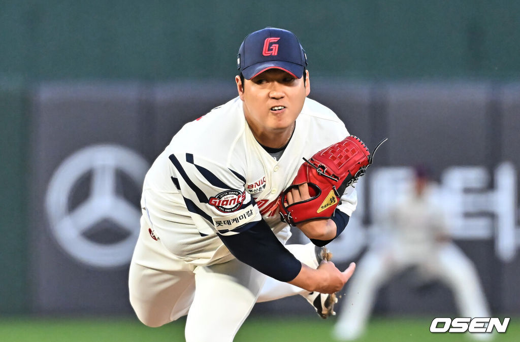 7일 부산 사직야구장에서 2026 신한 SOL KBO 리그 롯데 자이언츠와 KT 위즈의 경기가 열렸다. 홈팀 롯데는 나균안이, 방문팀 KT는 고영표가 선발 출전했다.롯데 자이언츠 선발 투수 나균안이 역투하고 있다. 2026.04.07 / foto0307@osen.co.kr