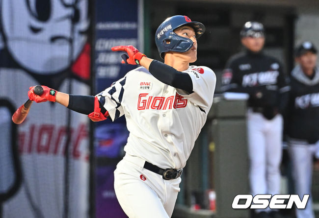 [OSEN=부산, 이석우 기자] 7일 부산 사직야구장에서 2026 신한 SOL KBO 리그 롯데 자이언츠와 KT 위즈의 경기가 열렸다. 홈팀 롯데는 나균안이, 방문팀 KT는 고영표가 선발 출전했다.롯데 자이언츠 노진혁이 1회말 1사 2루 중견수 앞 1타점 안타를 치고 있다. 2026.04.07 / foto0307@osen.co.kr