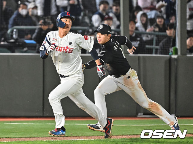 [OSEN=부산, 이석우 기자] 7일 부산 사직야구장에서 2026 신한 SOL KBO 리그 롯데 자이언츠와 KT 위즈의 경기가 열렸다. 홈팀 롯데는 나균안이, 방문팀 KT는 고영표가 선발 출전했다.롯데 자이언츠 노진혁이 4회말 무사 1,3루 윤동희의 3루 땅볼때 협살당하고 있다. 2026.04.07 / foto0307@osen.co.kr