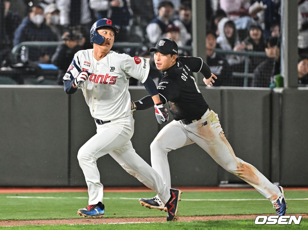 7일 부산 사직야구장에서 2026 신한 SOL KBO 리그 롯데 자이언츠와 KT 위즈의 경기가 열렸다. 홈팀 롯데는 나균안이, 방문팀 KT는 고영표가 선발 출전했다.롯데 자이언츠 노진혁이 4회말 무사 1,3루 윤동희의 3루 땅볼때 협살당하고 있다. 2026.04.07 / foto0307@osen.co.kr
