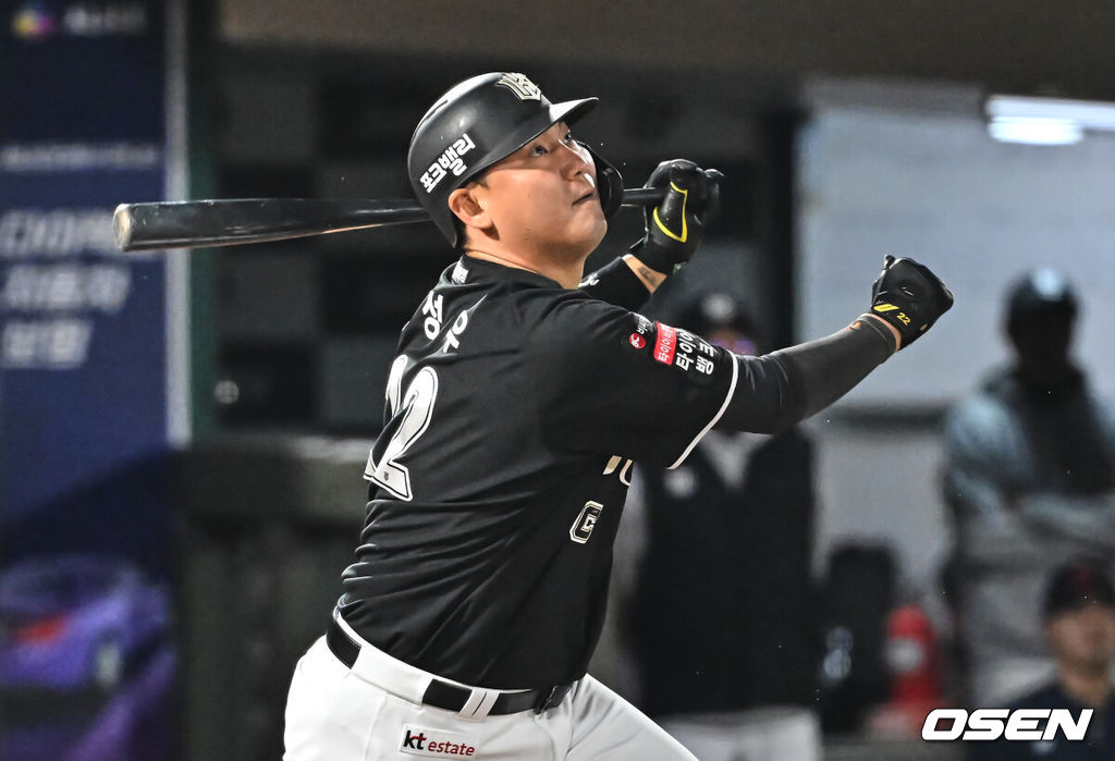 7일 부산 사직야구장에서 2026 신한 SOL KBO 리그 롯데 자이언츠와 KT 위즈의 경기가 열렸다. 홈팀 롯데는 나균안이, 방문팀 KT는 고영표가 선발 출전했다.KT 위즈 장성우가 5회초 2사 2루 우익수 오른쪽 1타점 안타를 치고 있다. 2026.04.07 / foto0307@osen.co.kr
