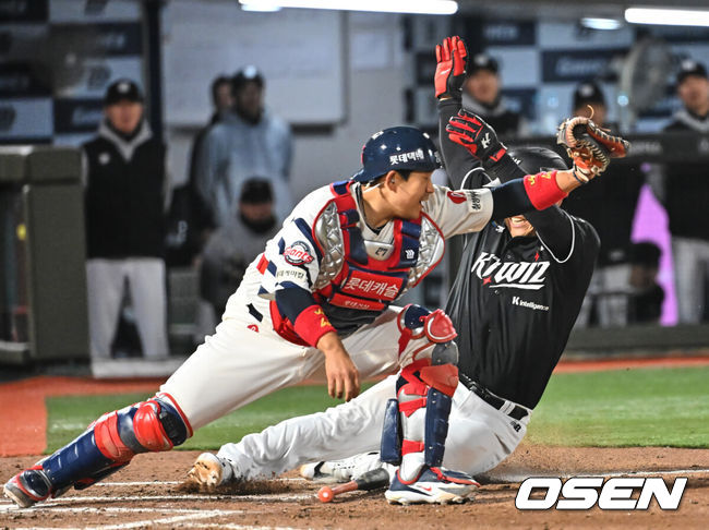 [OSEN=부산, 이석우 기자] 7일 부산 사직야구장에서 2026 신한 SOL KBO 리그 롯데 자이언츠와 KT 위즈의 경기가 열렸다. 홈팀 롯데는 나균안이, 방문팀 KT는 고영표가 선발 출전했다.KT 위즈 김현수가 7회초 1사 만루 김상수의 3루 따올때 홈에서 아웃되고 있다. 2026.04.07 / foto0307@osen.co.kr