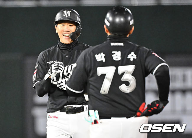 [OSEN=부산, 이석우 기자] 7일 부산 사직야구장에서 2026 신한 SOL KBO 리그 롯데 자이언츠와 KT 위즈의 경기가 열렸다. 홈팀 롯데는 나균안이, 방문팀 KT는 고영표가 선발 출전했다.KT 위즈 오윤석이 7회초 2사 만루 우익수 오른쪽 2타점 2루타를 치고 기뻐하고 있다. 2026.04.07 / foto0307@osen.co.kr
