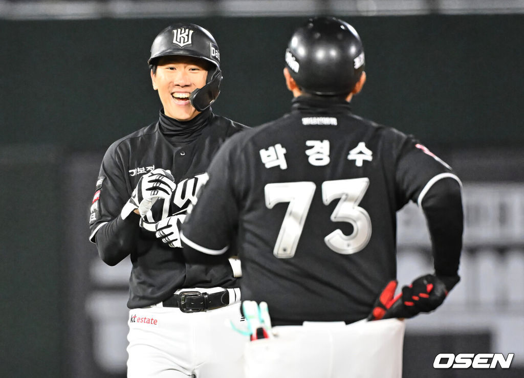 7일 부산 사직야구장에서 2026 신한 SOL KBO 리그 롯데 자이언츠와 KT 위즈의 경기가 열렸다. 홈팀 롯데는 나균안이, 방문팀 KT는 고영표가 선발 출전했다.KT 위즈 오윤석이 7회초 2사 만루 우익수 오른쪽 2타점 2루타를 치고 기뻐하고 있다. 2026.04.07 / foto0307@osen.co.kr