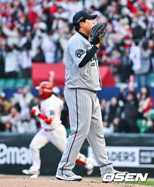 [OSEN=인천, 박준형 기자] 7일 오후 인천 SSG랜더스필드에서 ‘2026 신한 SOL Bank KBO리그'&nbsp;SSG 랜더스와 한화 이글스의 경기가 진행됐다.이날 SSG는 타케다를, 한화는 류현진을 선발투수로 내세웠다.1회말 1사 1루 SSG 최정에게 역전 2점 홈런을 허용한 한화 선발투수 류현진이 아쉬워하고 있다.   2026.04.07 / soul1014@osen.co.kr